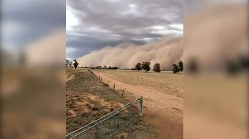 Valící se oblaka písku změnila den v noc. Australany potrápil další rozmar počasí